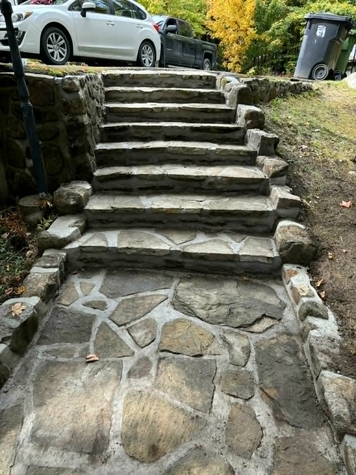 Escalier extérieur et bordures en pierre
